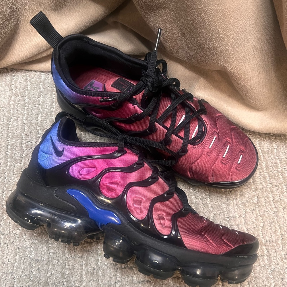 Nike Air VaporMax Plus
Black Team Red Hyper Violet